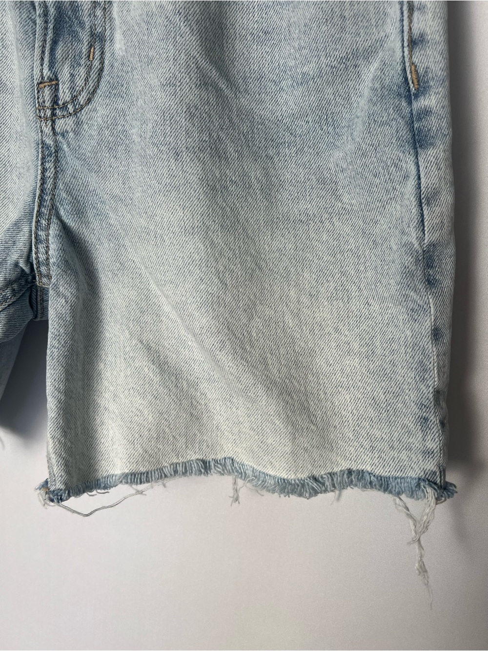 American Eagle Women’s Mid Rise Light Wash Denim Cut Off Relaxed Fit Shorts Sz 4 - Picture 3 of 6